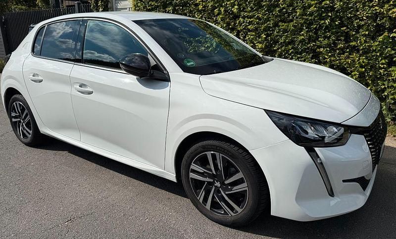 Weiß Gebraucht 2023 Peugeot 208 Allure Kleinwagen | 15.950 € (Superpreis) - Bild 1/4