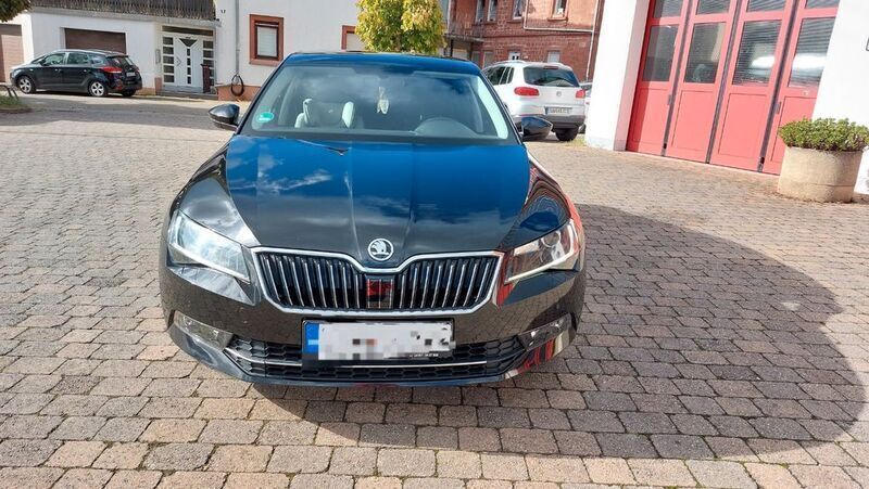 Schwarz Gebraucht 2018 Skoda Superb SportLine Limousine | 18.900 € (Guter Preis) - Bild 1/4