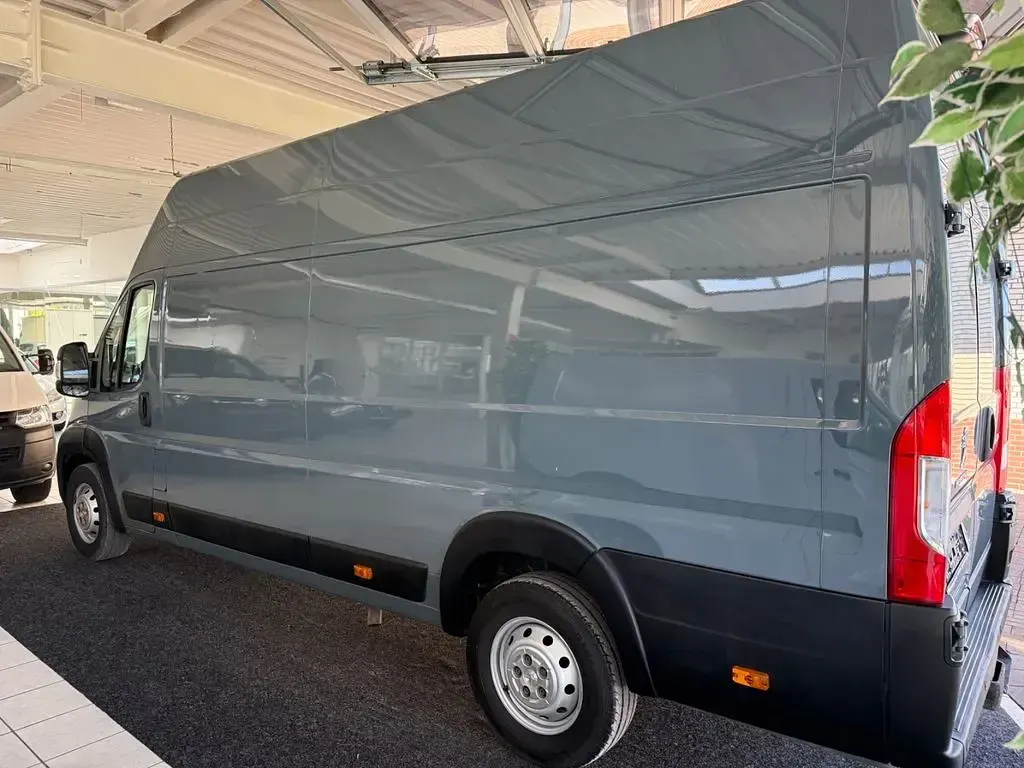 Gebraucht Peugeot Boxer 165 PS (121 kW) 2023 Grau Van