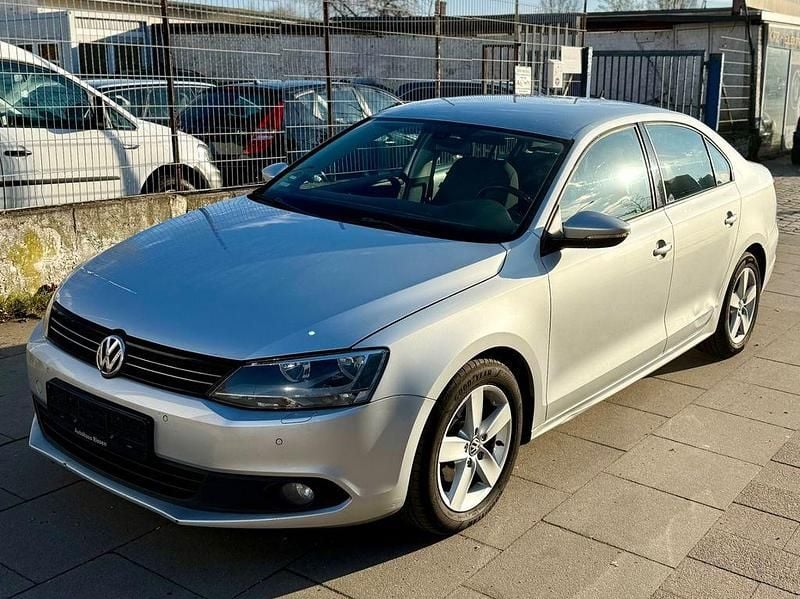 Silber Gebraucht 2011 VW Jetta Comfortline Limousine | 3.850 € (Guter Preis) - Bild 1/4