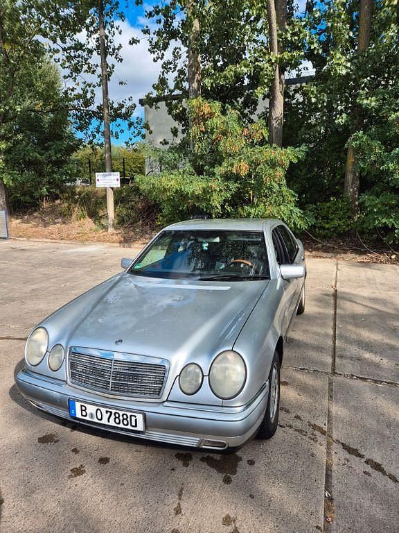 Silber Gebraucht 1998 Mercedes E240 Elegance Limousine | 1.499 € (Superpreis) - Bild 1/4