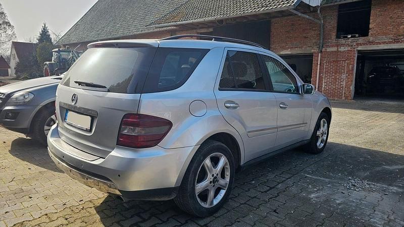 Gebraucht Mercedes ML320 224 PS (164 kW) 2006 Silber SUV