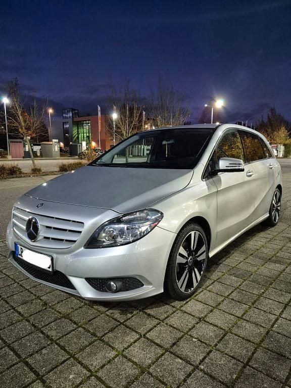 Gebraucht Mercedes B180 109 PS (80 kW) 2012 Silber Van / Kleinbus