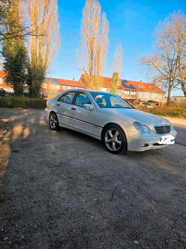 Gebraucht Mercedes C220 150 PS (110 kW) 2005 Weiß Limousine
