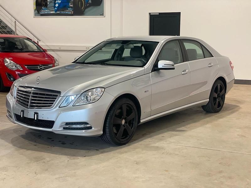 Silber Gebraucht 2012 Mercedes E300 Limousine | 9.500 € (Superpreis) - Bild 1/4