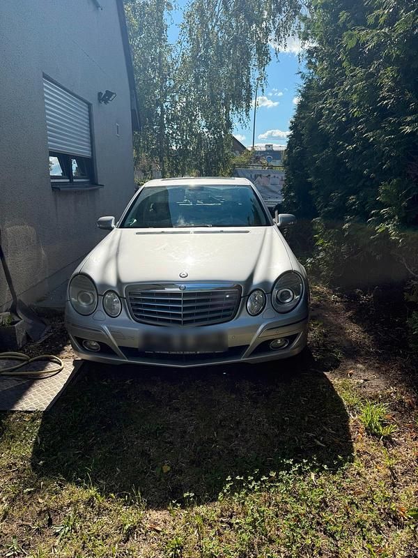 Grau Gebraucht 2007 Mercedes E320 Elegance Limousine | 4.450 € (Superpreis) - Bild 1/4