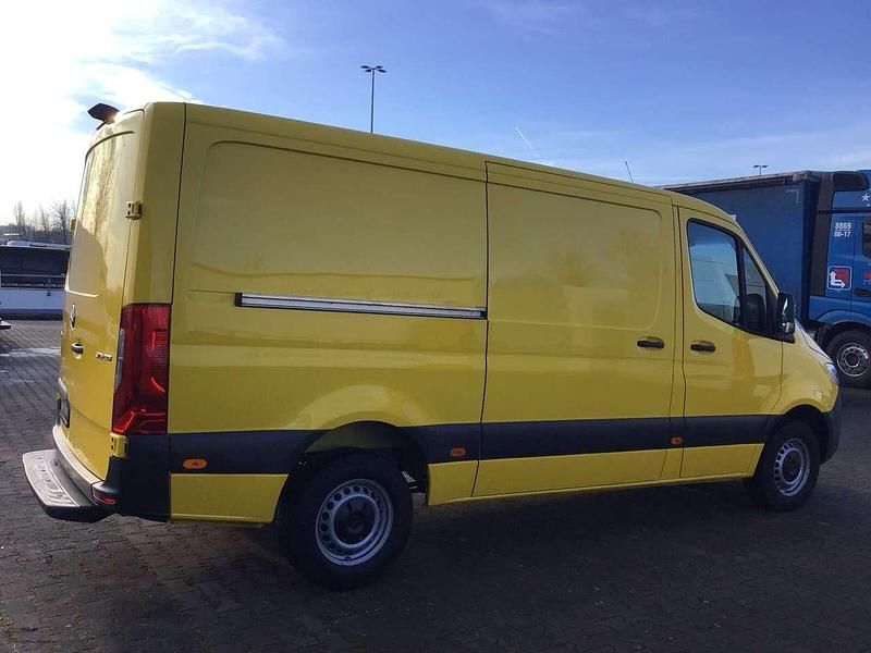 Gebraucht Mercedes Sprinter 163 PS (119 kW) 2021 Verkehrsgelb "89" Van