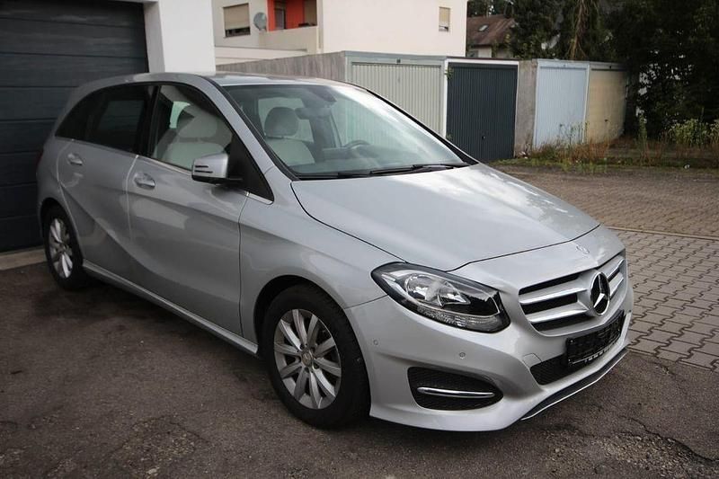 Silber Gebraucht 2015 Mercedes B200 Urban Van / Kleinbus | 13.800 € (Guter Preis) - Bild 1/4