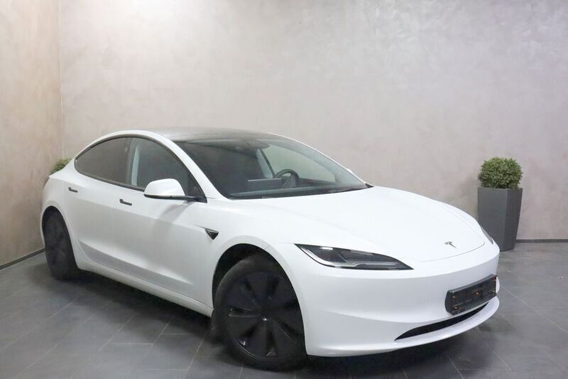 Gebraucht Tesla Model 3 Standard Range 208 kW (283 PS) 2024 Pearl white multicoat Limousine