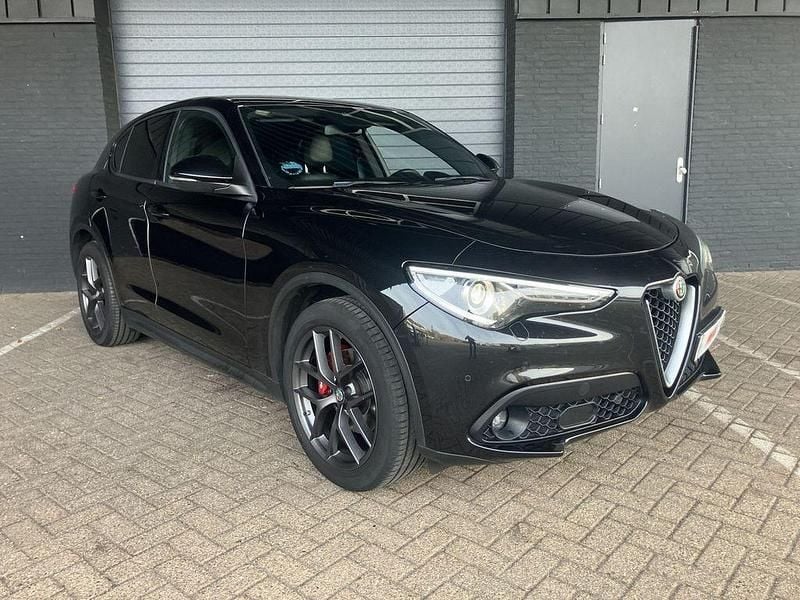Schwarz Gebraucht 2017 Alfa Romeo Stelvio Super SUV | 15.900 € (Teuer) - Bild 1/4