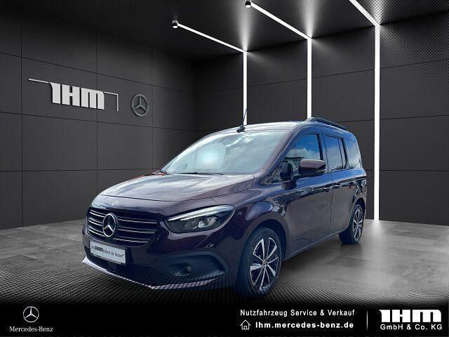 Rot Gebraucht 2024 Mercedes 180 Progressive Limousine | 21.408 € (Superpreis) - Bild 1/4