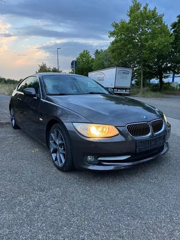 Gebraucht BMW 330 Sport Line 245 PS (180 kW) 2010 Braun Coupé