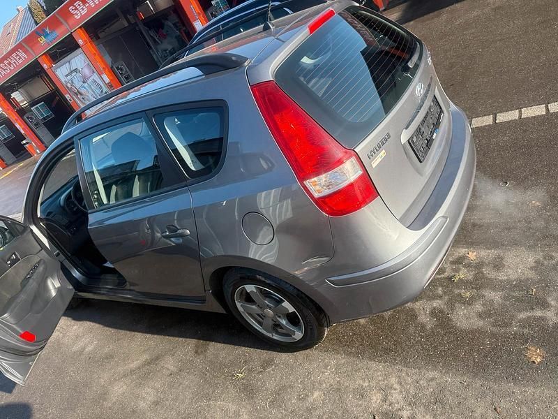 Gebraucht Hyundai i30 90 PS (66 kW) 2012 Grau Kombi