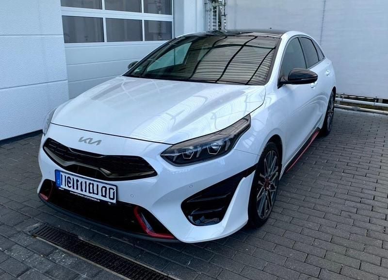 Weiß Gebraucht 2024 Kia ProCeed GT Kleinwagen | 32.500 € (Fairer Preis) - Bild 1/4