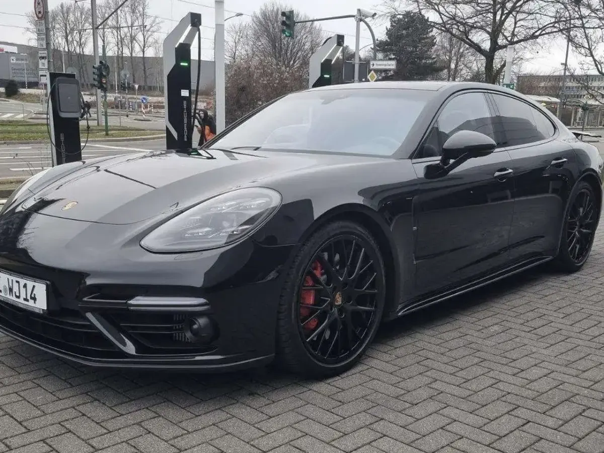 Gebraucht Porsche Panamera 549 PS (403 kW) 2019 Tiefschwarzmetallic Kleinwagen