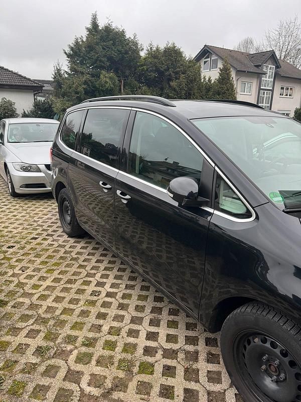 Second-hand VW Sharan 140 CP (102 kW) 2012 Negru Monovolum