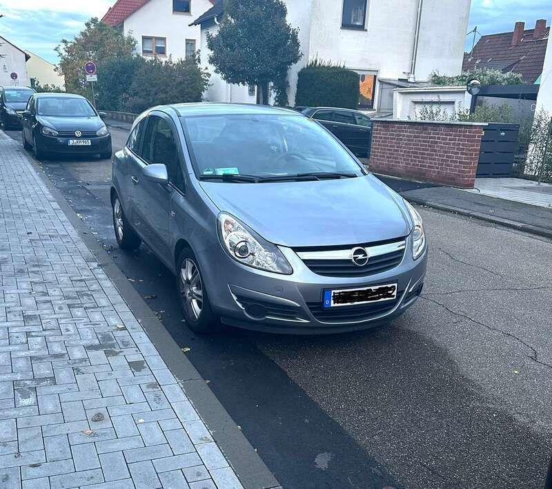 Grau Gebraucht 2008 Opel Corsa Limousine | 3.950 € (Fairer Preis) - Bild 1/4