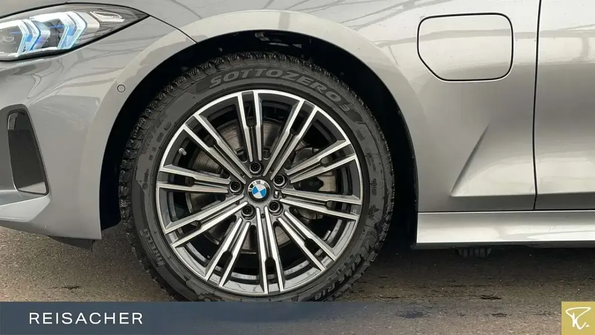 Gebraucht BMW 330e 292 PS (214 kW) 2024 Grau Limousine