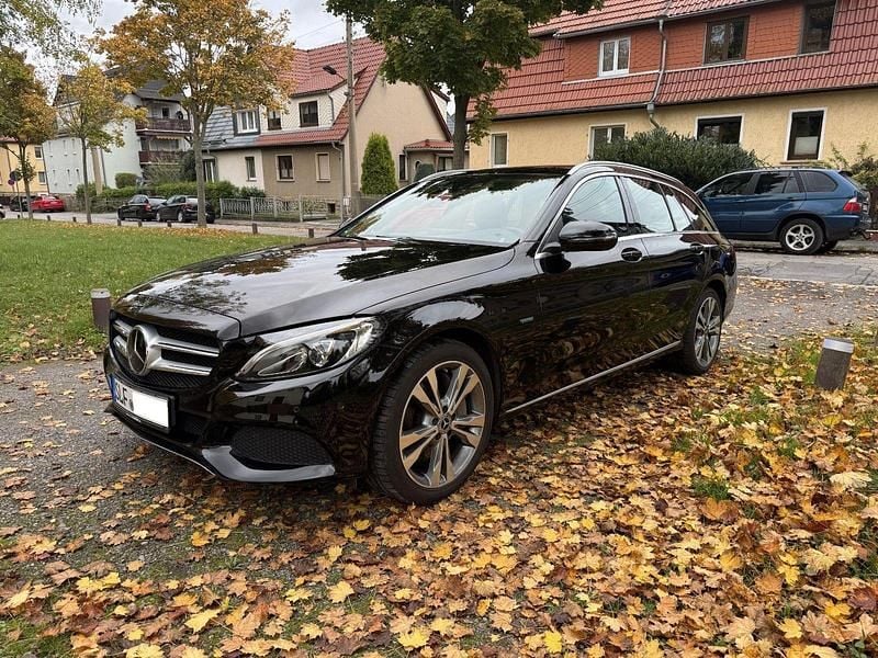 Schwarz Gebraucht 2017 Mercedes C350e Avantgarde Kombi | 18.750 € (Superpreis) - Bild 1/4
