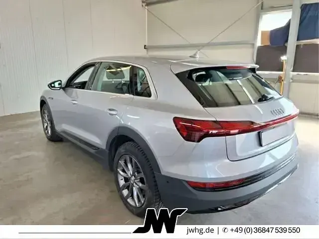 Gebraucht Audi e-tron 300 kW (408 PS) 2021 Florettsilber metallic SUV