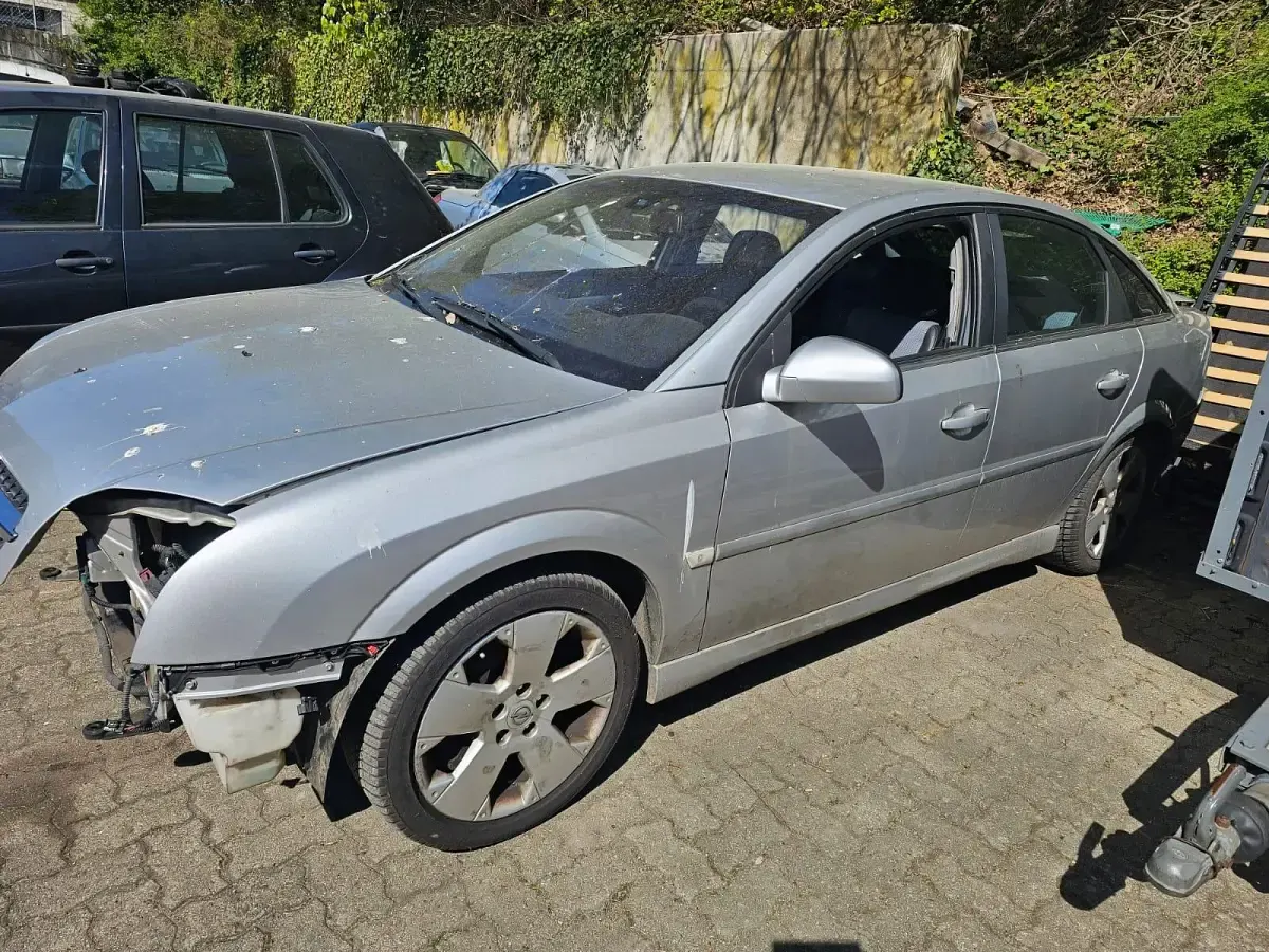 Second-hand Opel Vectra 211 CP (155 kW) 2004 Argintiu Berlinǎ