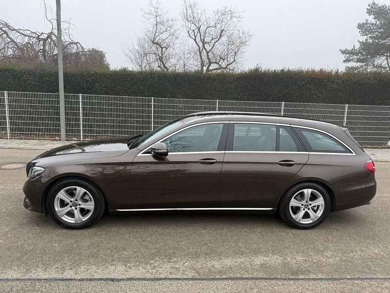 Gebraucht Mercedes E220 194 PS (142 kW) 2017 Citrinbraun metalliclack Kombi