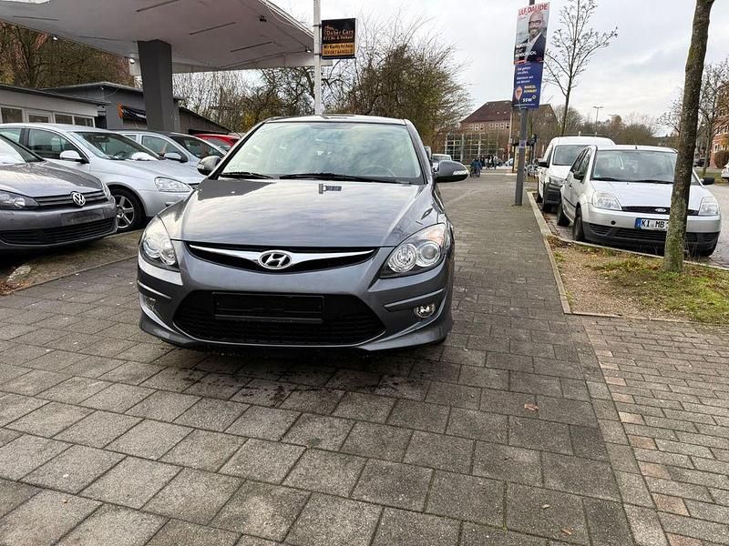 Grau Gebraucht 2011 Hyundai i30 Edition Limousine | 3.790 € (Etwas zu teuer) - Bild 1/4