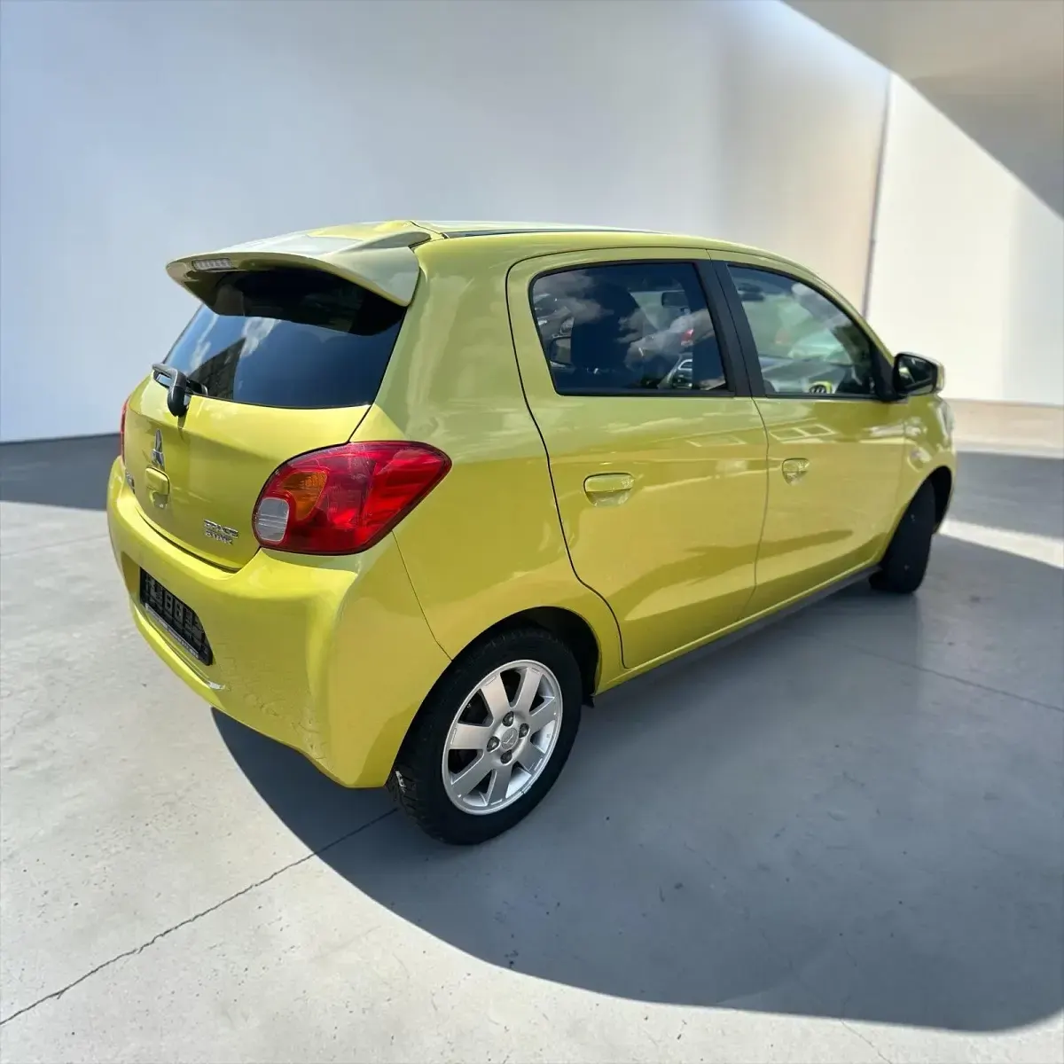 Gebraucht Mitsubishi Space Star 80 PS (58 kW) 2014 Karambolagelb (m) Van / Kleinbus
