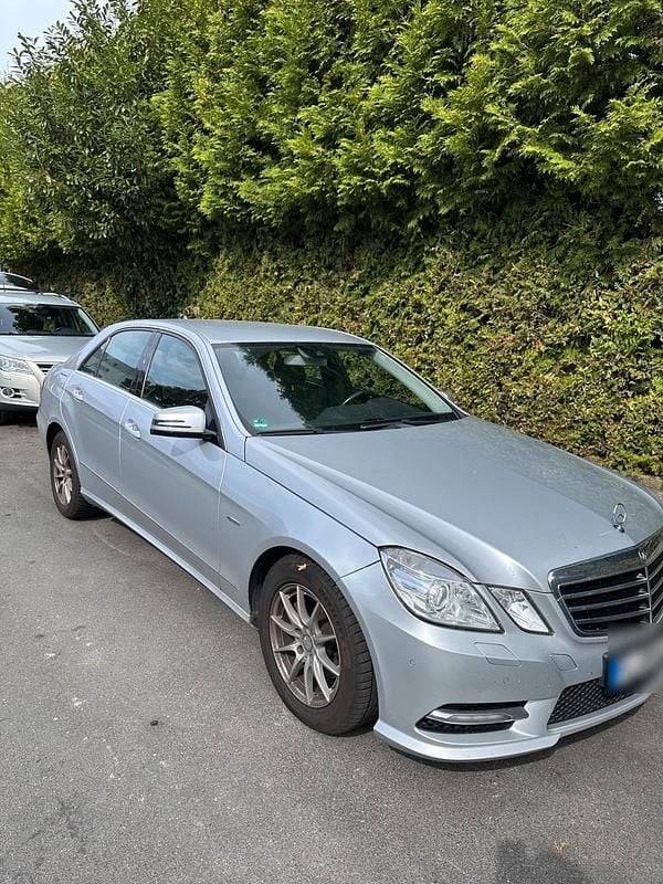 Silber Gebraucht 2010 Mercedes E220 Avantgarde Limousine | 5.400 € (Superpreis) - Bild 1/4