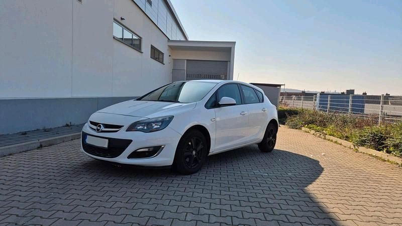 Weiß Gebraucht 2012 Opel Astra Kleinwagen | 3.750 € (Guter Preis) - Bild 1/4