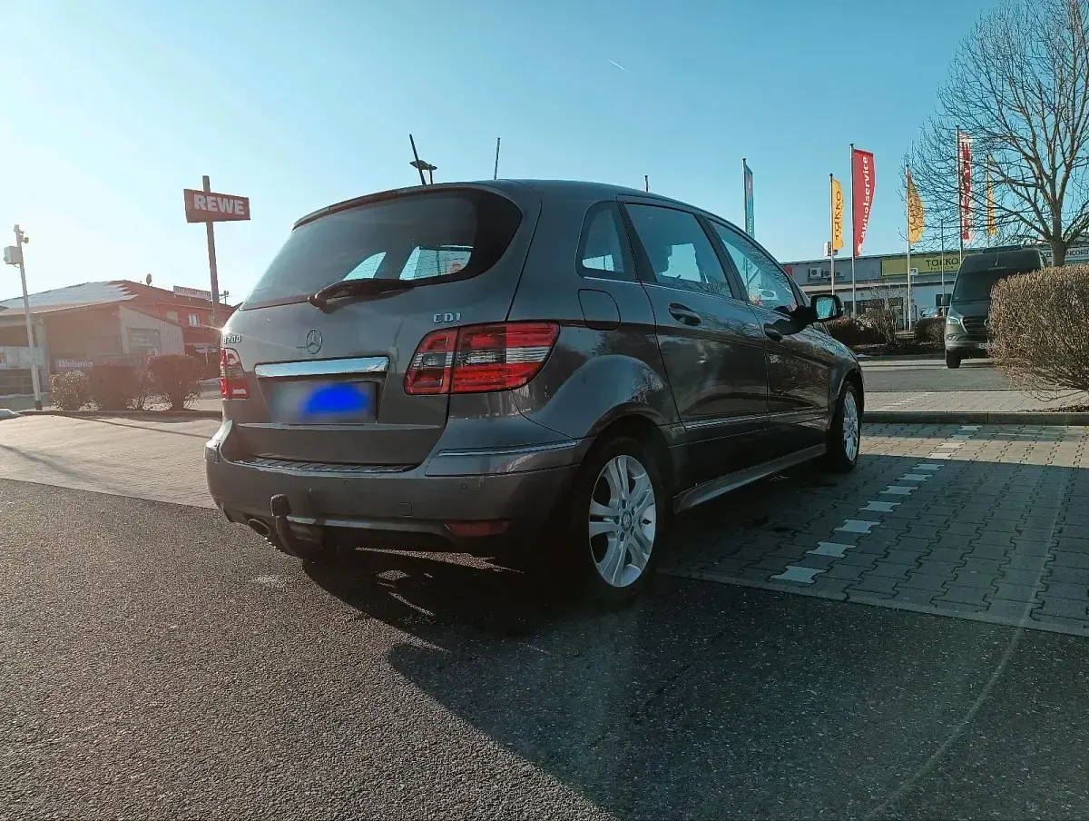 Gebraucht Mercedes B200 140 PS (102 kW) 2010 Grau Van / Kleinbus
