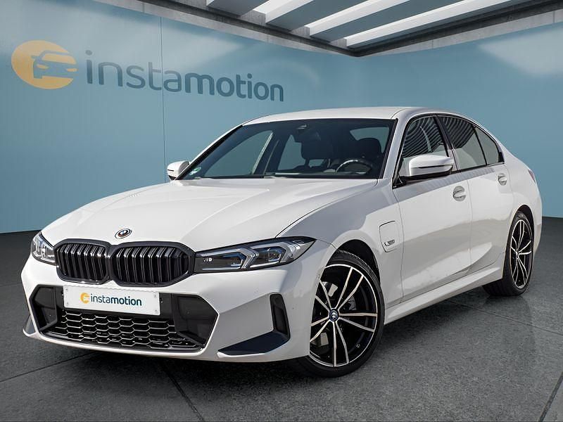 Weiß Gebraucht 2022 BMW 320e Limousine | 35.549 € - Bild 1/4