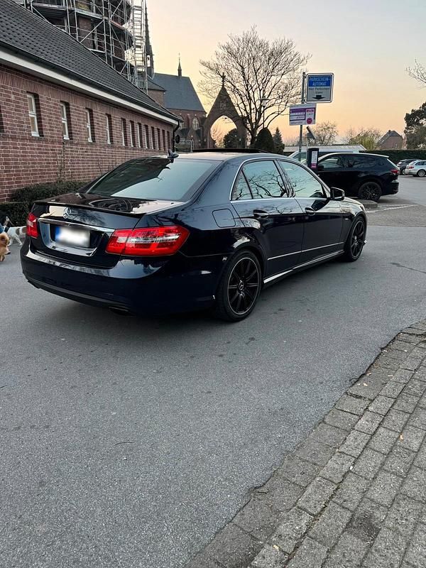 Gebraucht Mercedes E350 AMG 265 PS (194 kW) 2011 Blau Limousine
