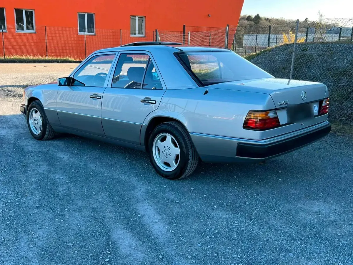 Gebraucht Mercedes 230 131 PS (96 kW) 1989 Silber Limousine