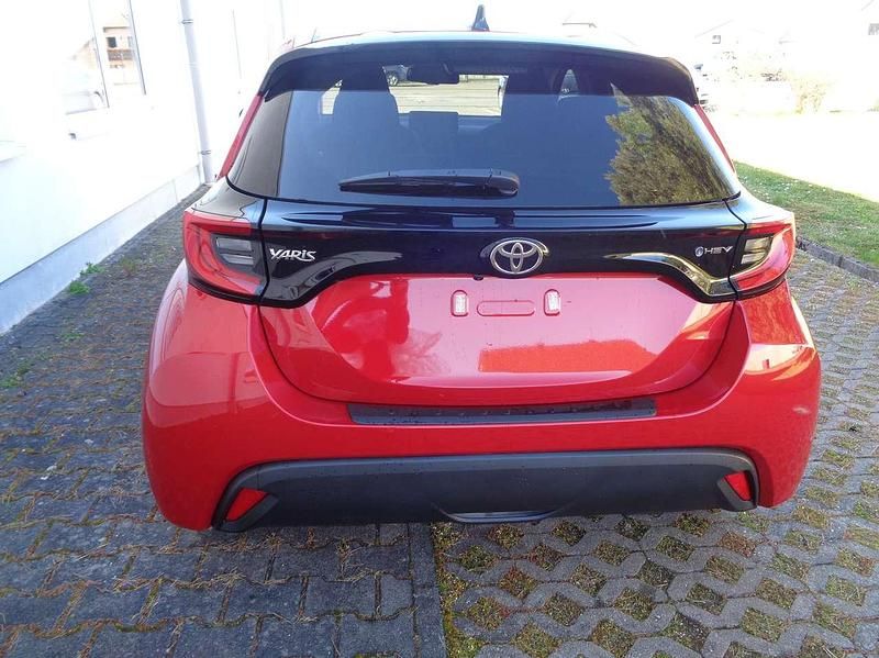 Neu Toyota Yaris 92 PS (67 kW) 2025 Silver metallic Kleinwagen