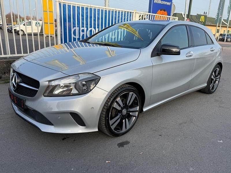 Gebraucht Mercedes A180 122 PS (89 kW) 2015 Silber Limousine