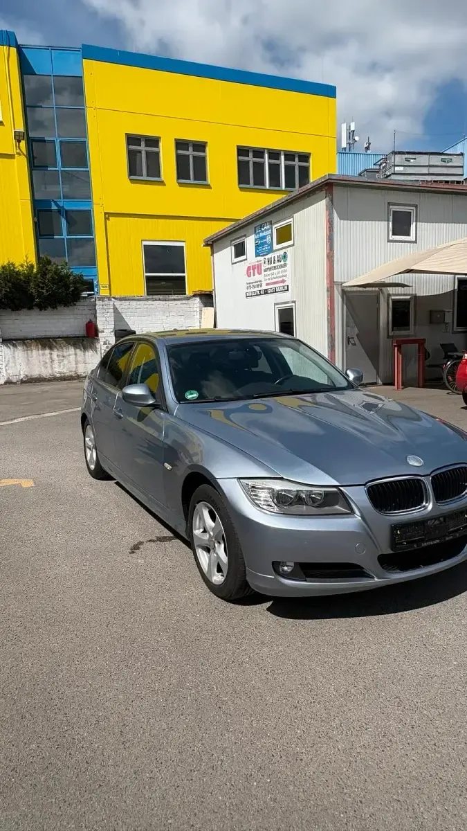 Gebraucht BMW 318 140 PS (102 kW) 2009 Blau Limousine