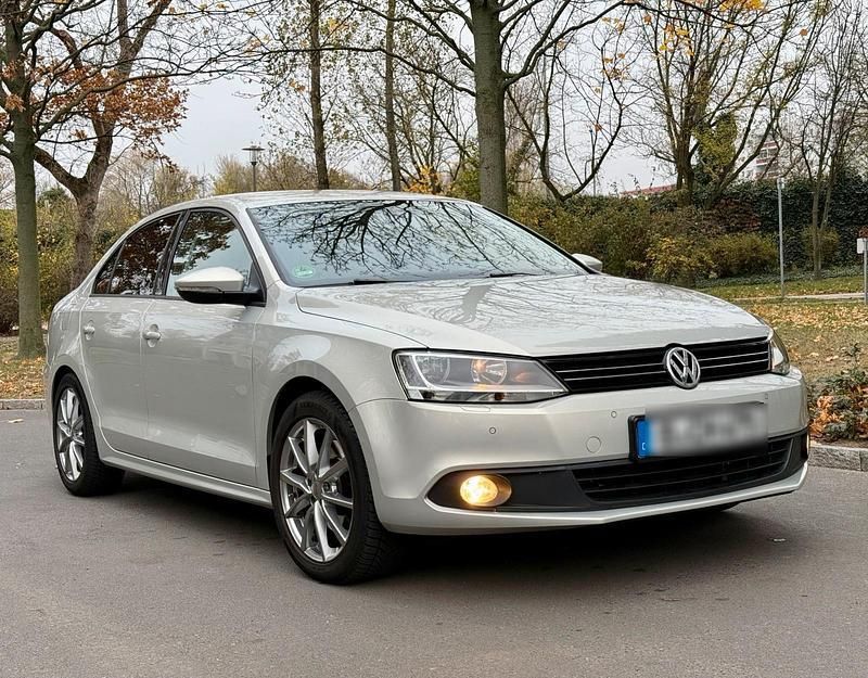 Grau Gebraucht 2011 VW Jetta Limousine | 8.900 € (Teuer) - Bild 1/4
