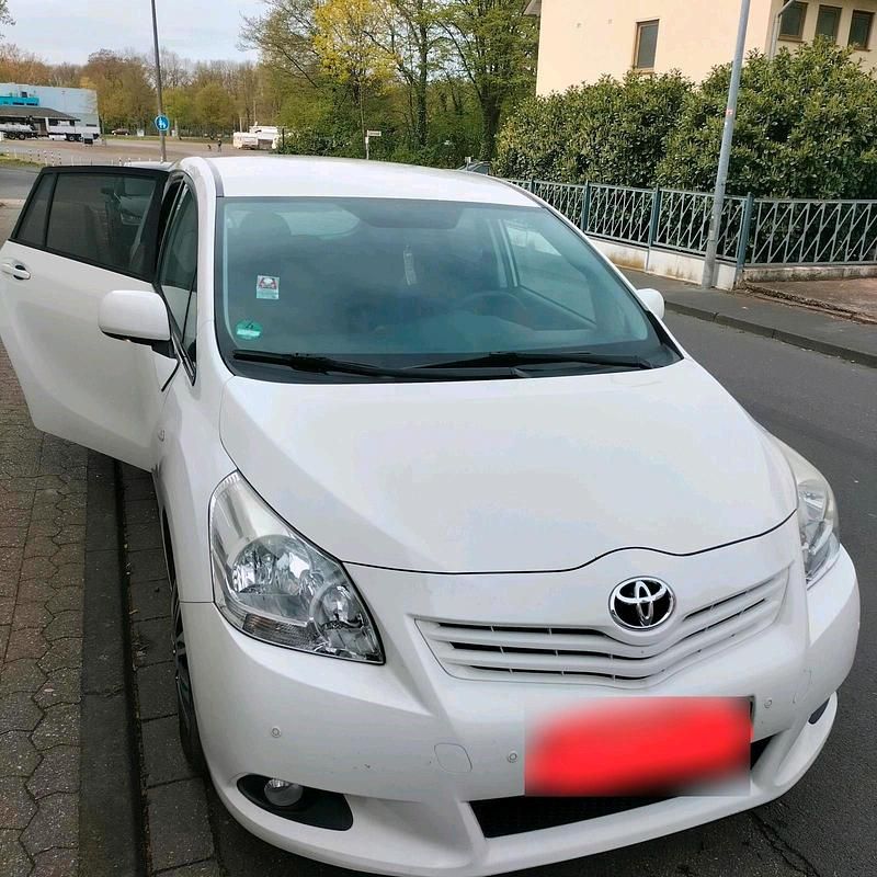 Gebraucht Toyota Verso 122 PS (89 kW) 2012 Weiß Van / Kleinbus