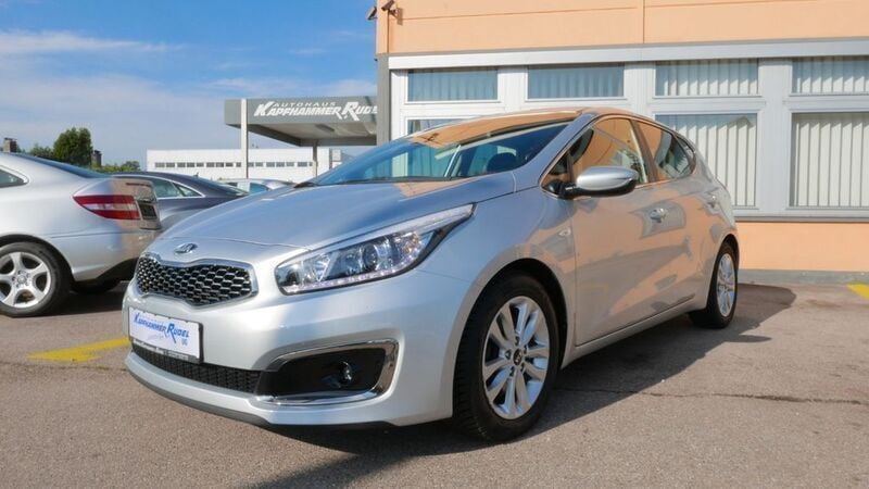 Silber Gebraucht 2018 Kia Ceed Kleinwagen | 13.900 € (Teuer) - Bild 1/4