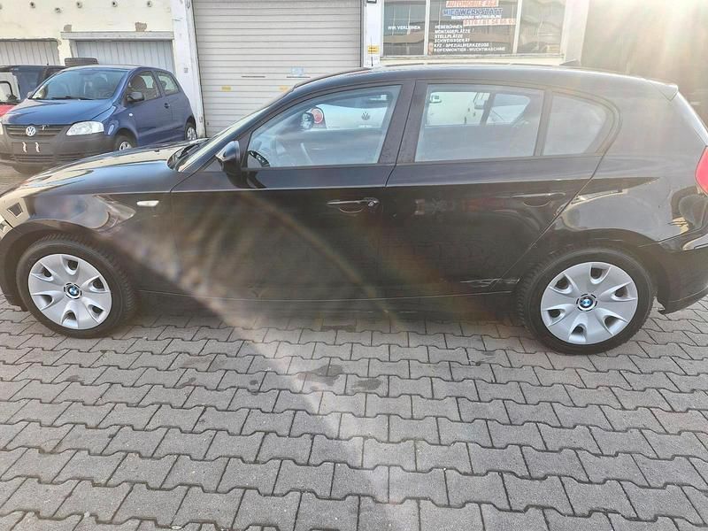 Gebraucht BMW 116 122 PS (89 kW) 2010 Schwarz Kleinwagen