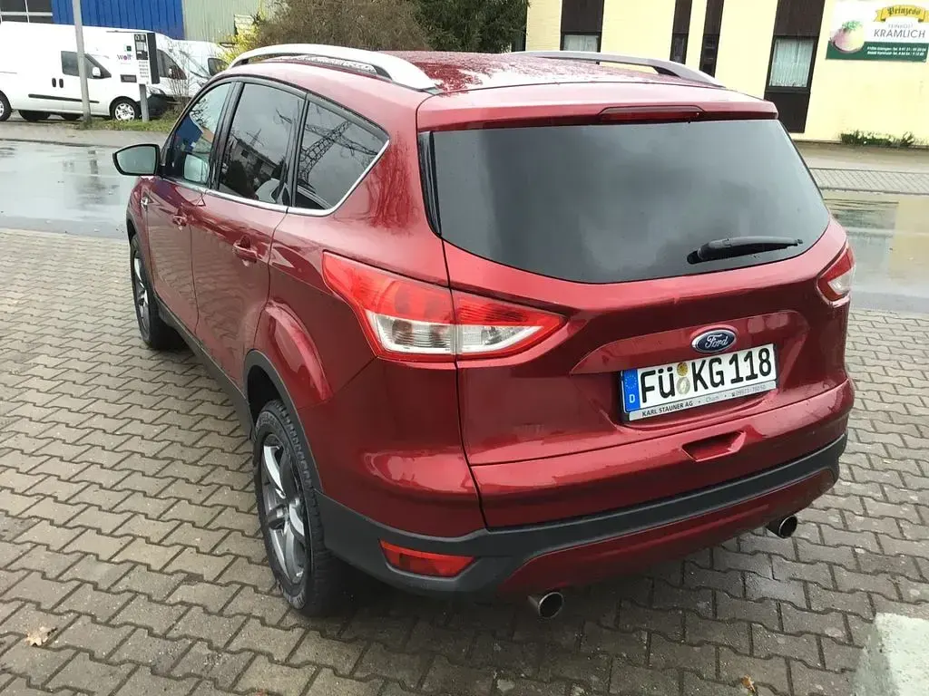 Usado Ford Kuga Trend 150 HP (110 kW) 2015 Vermelho SUV