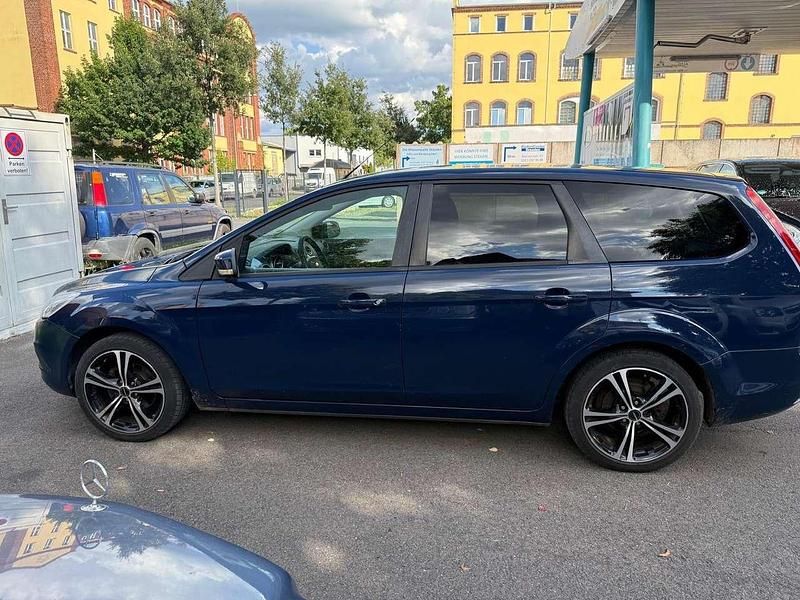 Gebraucht Ford Focus 101 PS (74 kW) 2010 Blau Kombi