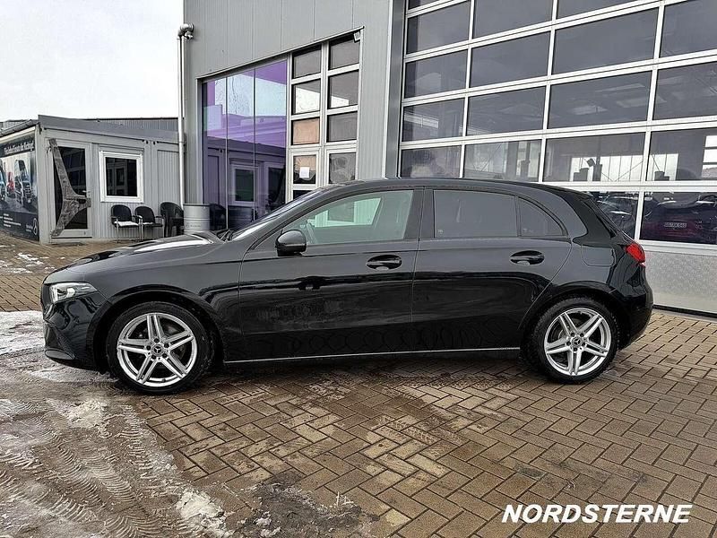 Gebraucht Mercedes A180 116 PS (85 kW) 2019 Nachtschwarz  unilack Kleinwagen