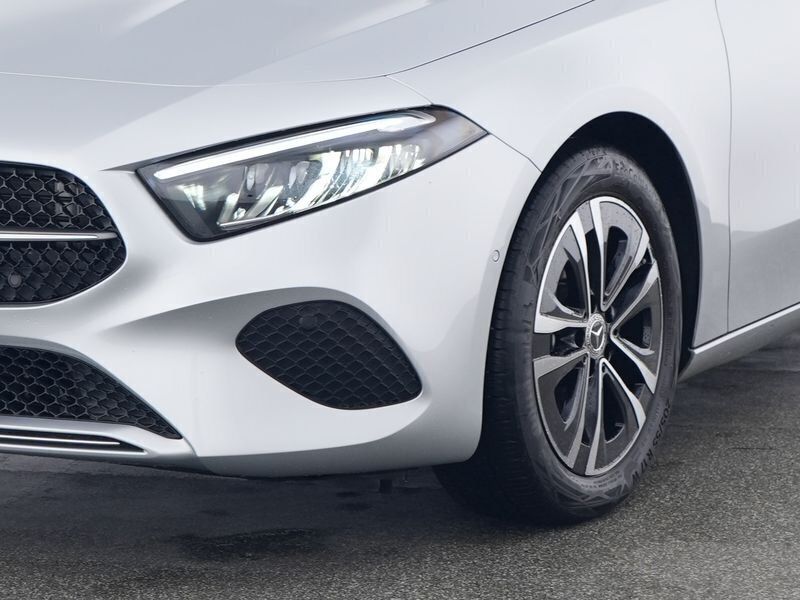 Gebraucht Mercedes A200 Progressive 163 PS (119 kW) 2023 Iridiumsilber Limousine
