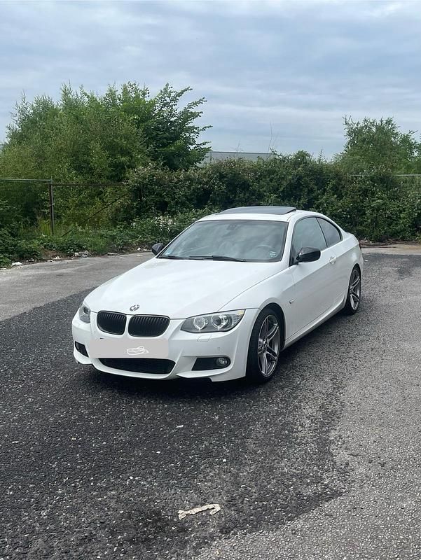 Weiß Gebraucht 2012 BMW 318 M Sport Coupé | 7.200 € (Guter Preis) - Bild 1/4