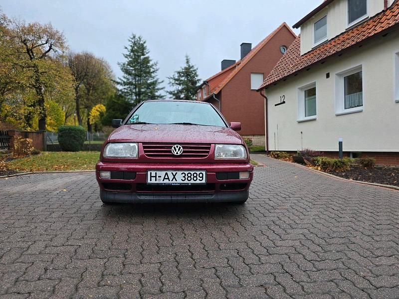 Rot Gebraucht 1995 VW Vento Limousine | 2.750 € - Bild 1/4