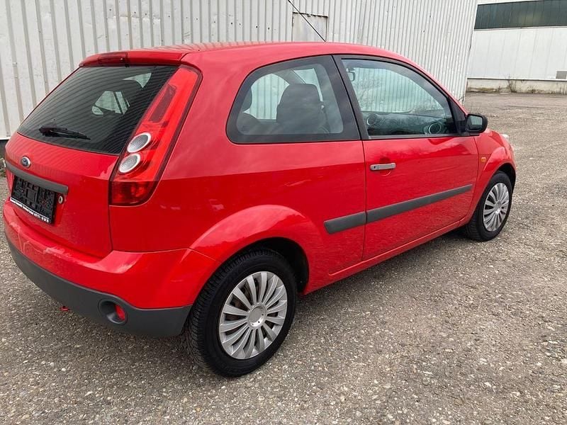 Gebraucht Ford Fiesta 60 PS (44 kW) 2007 Rot Kleinwagen