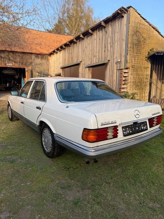 Gebraucht Mercedes 300 125 PS (91 kW) 1984 Weiß Limousine