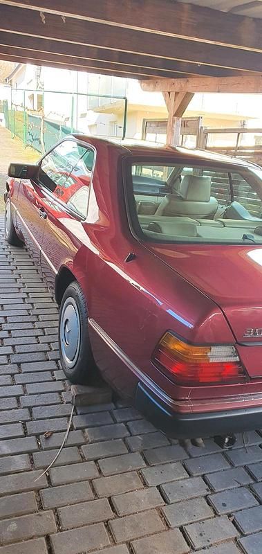 Gebraucht Mercedes E300 179 PS (131 kW) 1990 Rot Coupé